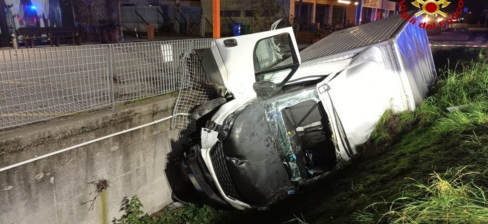 Tragedia nella notte, perde il controllo del furgone e finisce nel fossato fuori strada: morto un 64enne